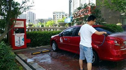 洗車工轉(zhuǎn)型記 從手動(dòng)擦車到自助洗車機(jī)，賺錢方式悄然升級